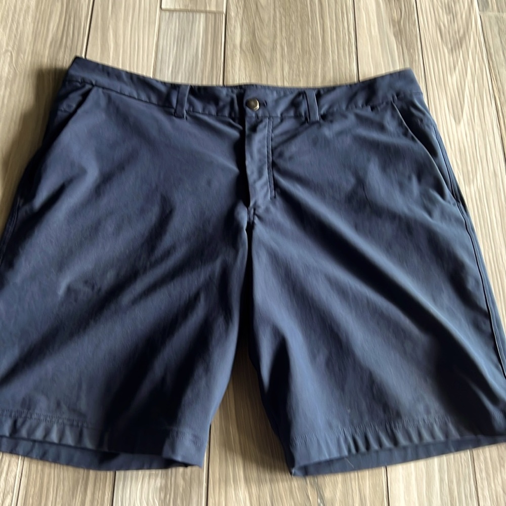 Men’s gently used like new lululemon flat front shorts